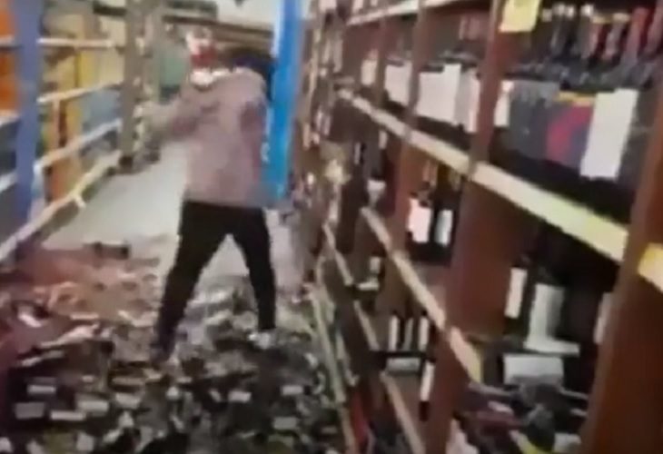 Evelyn Roldán destrozó góndola de vinos tras ser despedida