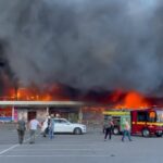 Misiles impactan en centro comercial de Kremenchuk, en Ucrania