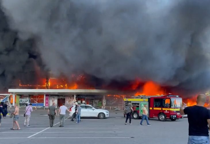 Misiles impactan en centro comercial de Kremenchuk, en Ucrania