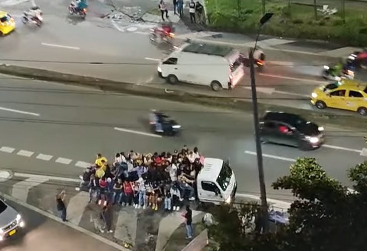 Metro de Medellín: gente que iba en un planchón