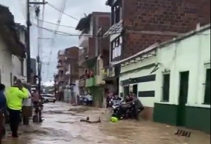 Emergencia en Guarne tras lluvias que desbordaron la quebrada El Bástico