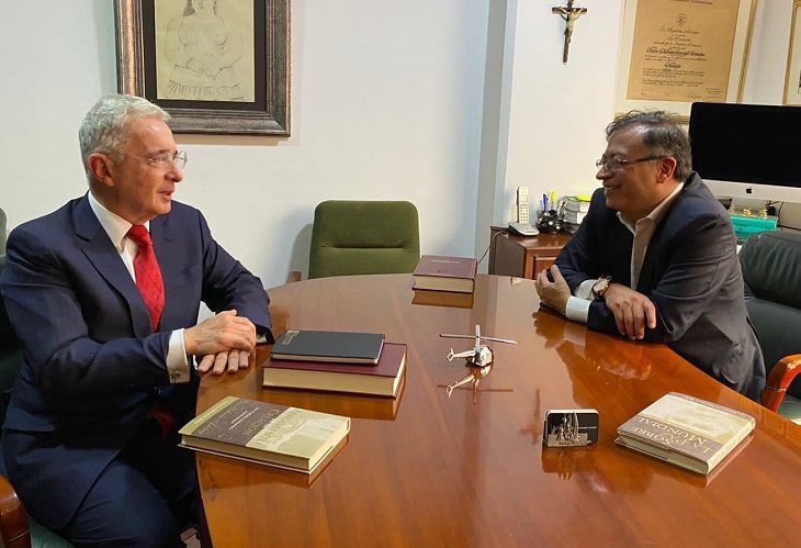 Gustavo Petro y Álvaro Uribe se reúnen por primera vez tras el triunfo de la izquierda