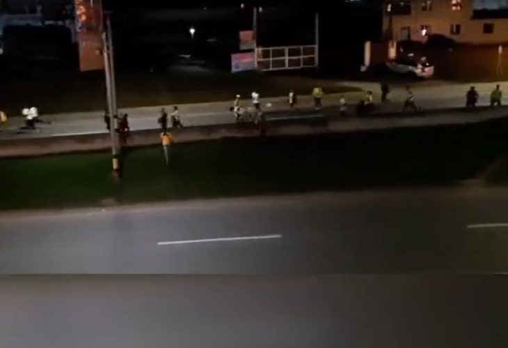 Hinchas del Tolima y Medellín se enfrentaron en la autopista Medellín-Bogotá