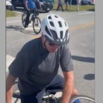 Joe Biden se cae de su bicicleta durante paseo en la playa de Delaware
