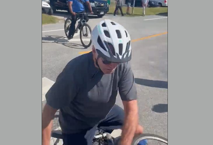 Joe Biden se cae de su bicicleta durante paseo en la playa de Delaware