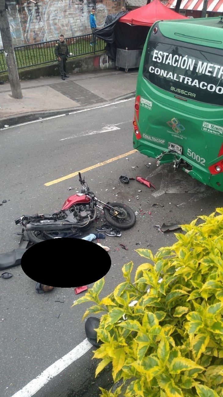 Motociclista muere al chocar con bus del Metro en Alfonso López