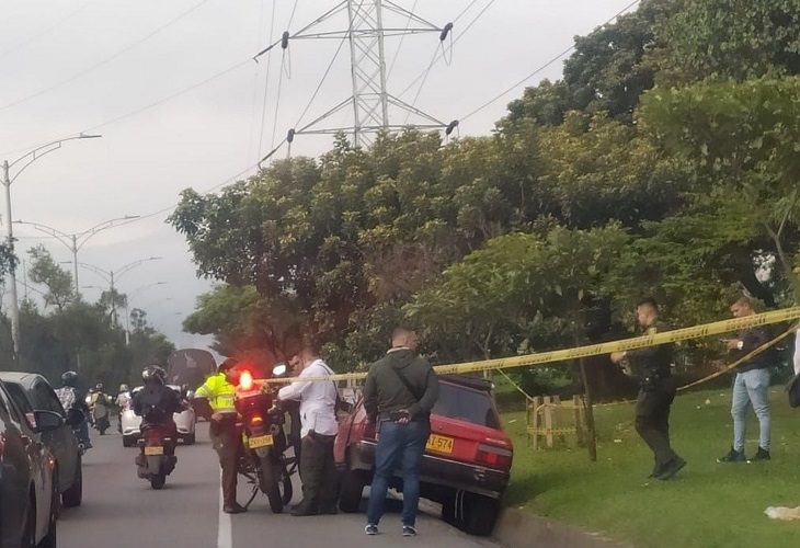 Encuentran un cadáver en un carro orillado en la autopista Sur de Medellín
