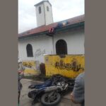 Parrillera de moto terminó en el techo de una iglesia tras accidente en Bogotá
