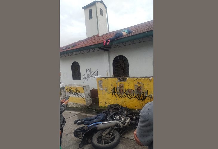 Parrillera de moto terminó en el techo de una iglesia tras accidente en Bogotá