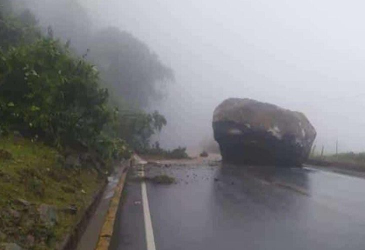 La enorme roca cayó sobre la vía en el Alto de Ventanas, antes de Valdivia