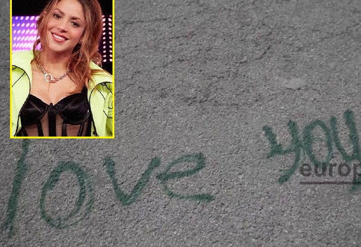 "Listo para casarme contigo", dejan letreros frente a casa de Shakira en Barcelona