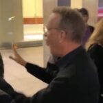 "¡Ya basta!", Tom Hanks enfurece con fans por empujón accidental a su esposa