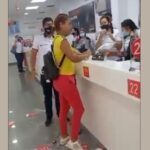 Multan a mujer que destrozó oficina de Claro en Cartagena en un ataque de ira