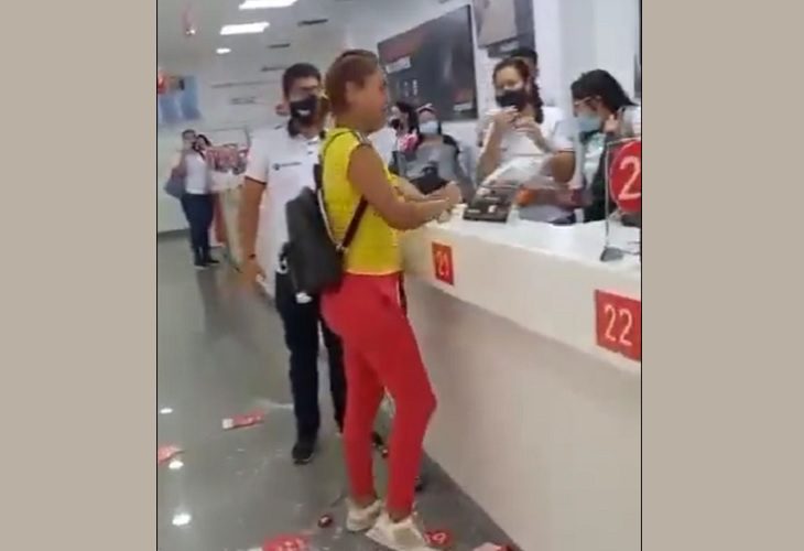 Multan a mujer que destrozó oficina de Claro en Cartagena en un ataque de ira