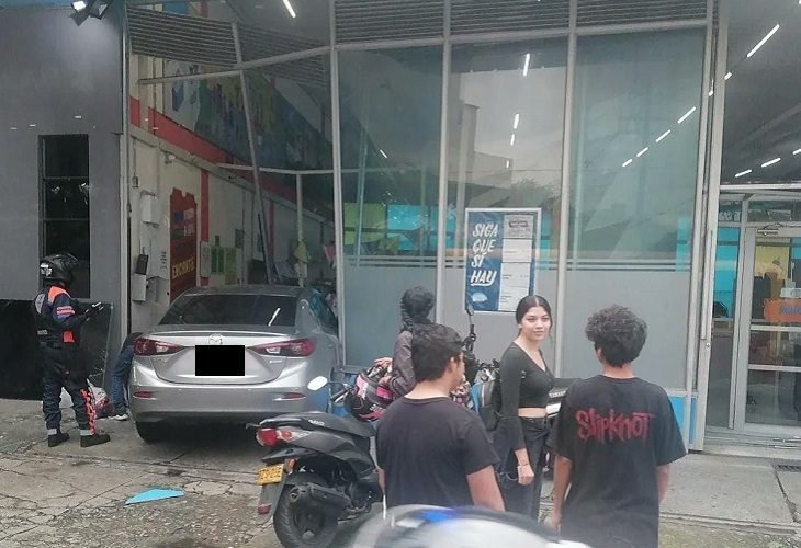 Justo & Bueno: carro chocó en local de la Calle Colombia el 15