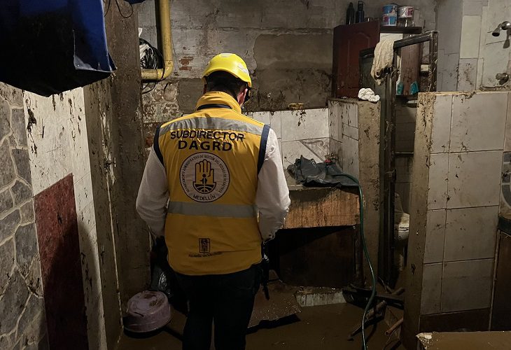 7 familias de Medellín lo perdieron todo por creciente tras lluvias en Villa Hermosa