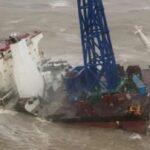 Al menos 27 desaparecidos tras hundirse buque grúa por tifón en sur de China