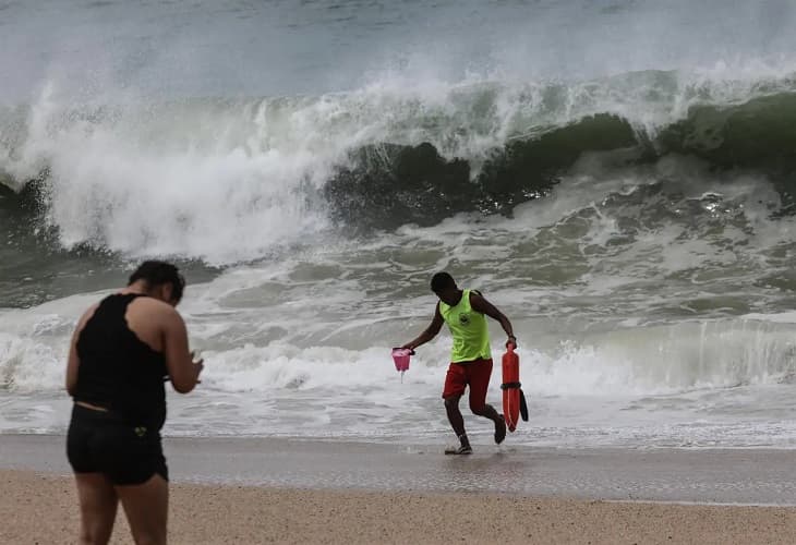 Alertan que Huracán Estelle intensificará su paso por el pacífico mexicano