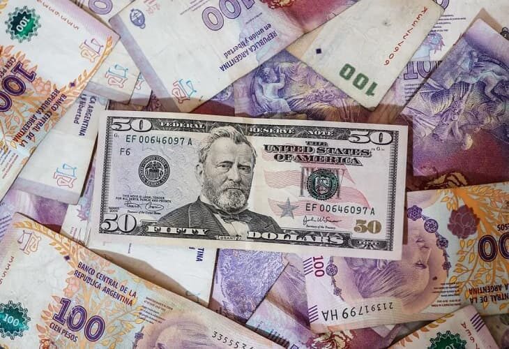 El dólar acelera su escalada en una Argentina crispada por la incertidumbre