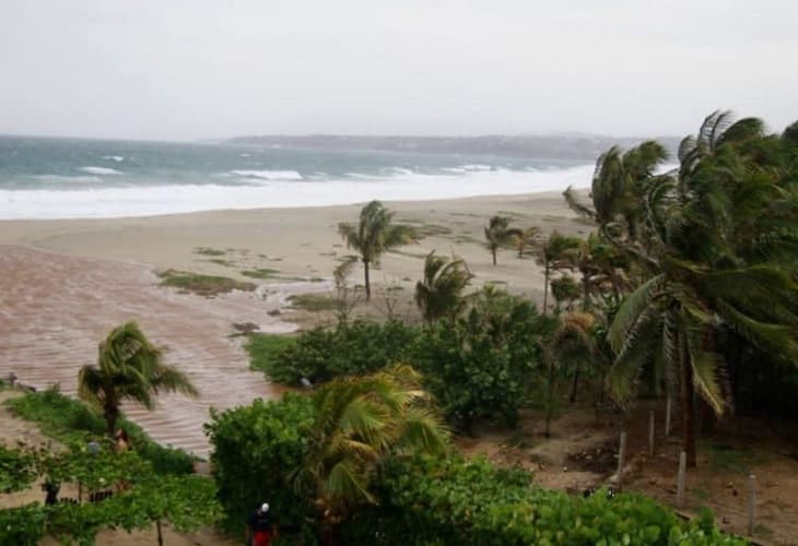 Bonnie se degrada a categoría 2 y provocará fuertes lluvias en México