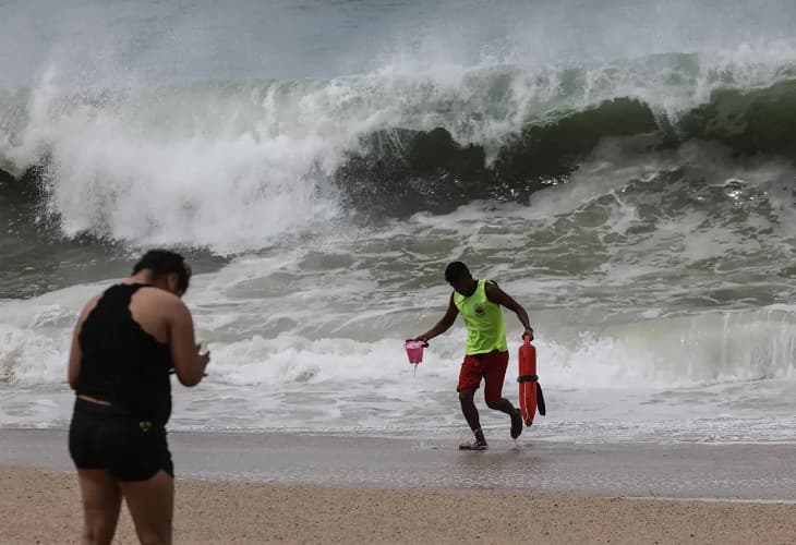 Bonnie se intensifica a huracán en el Pacífico de México