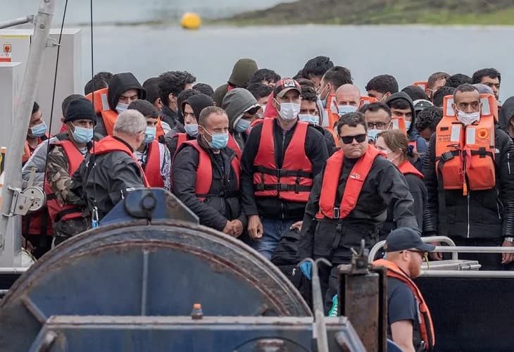 Diputados británicos cuestionan la deportación a Ruanda de migrantes
