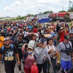 Dos nuevas caravanas con 4.300 migrantes parten desde frontera sur de México