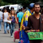 El comercio informal es la principal fuente de empleo para los venezolanos en Colombia