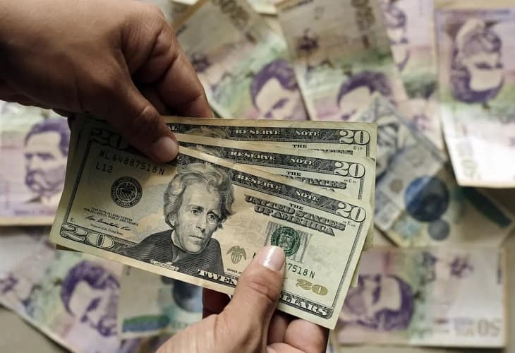 El dólar cierra en Colombia a 4.353 pesos, en su máximo histórico