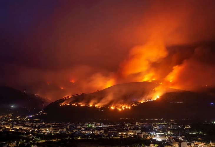 El incendio sigue arrasando miles de hectáreas con un calor extremo en España