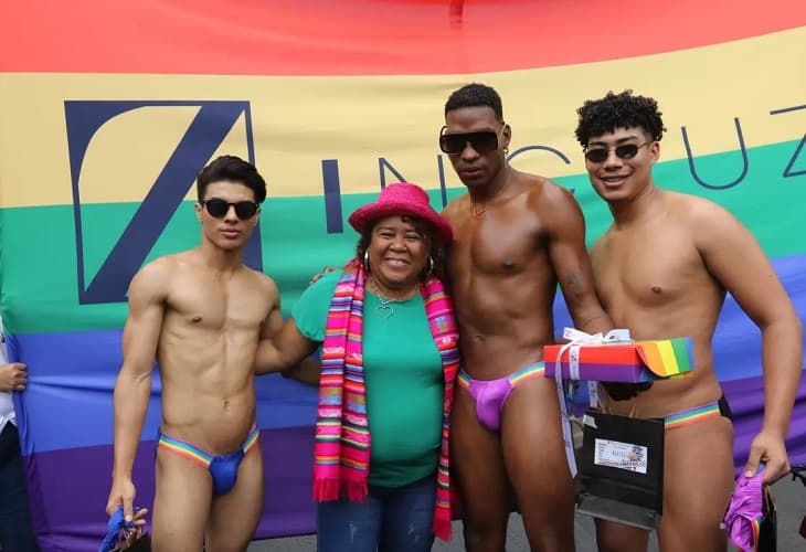 El orgullo LGBTI de Ecuador desfila con pompa y celebra su día en Guayaquil