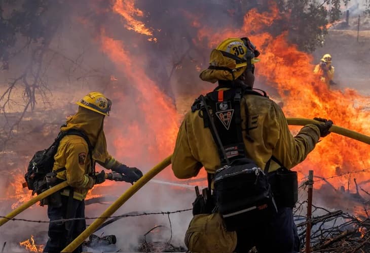 Bomberos controlan al 45 % el incendio cerca de parque Yosemite en California