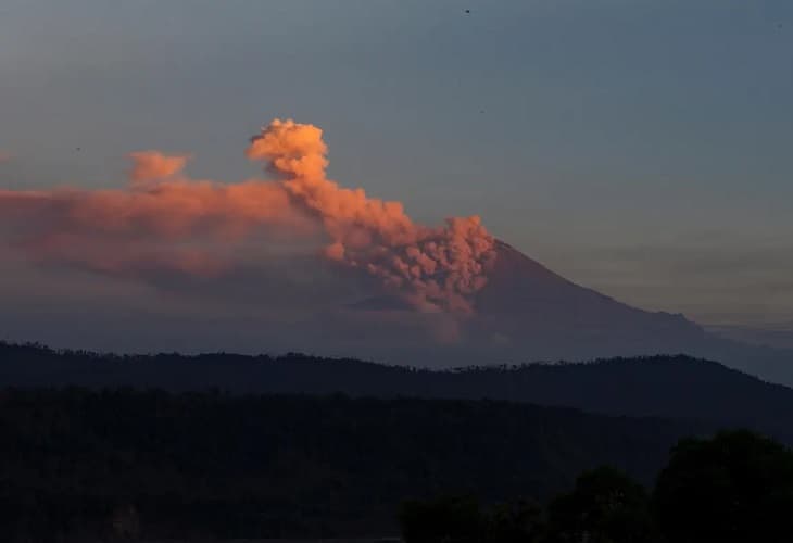 El volcán ecuatoriano Sangay genera 720 explosiones en un día