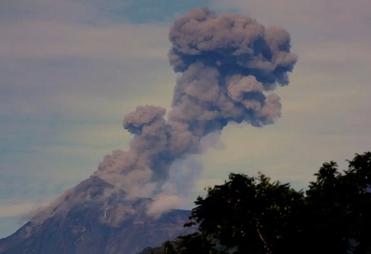 Guatemala se mantiene en alerta por el aumento de actividad del volcán de Fuego