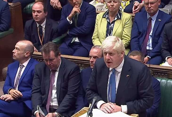 Johnson se despide del Parlamento con un hasta la vista, baby