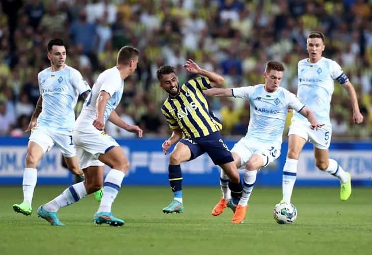 La UEFA investiga los gritos en favor de Putin de los hinchas del Fenerbahce