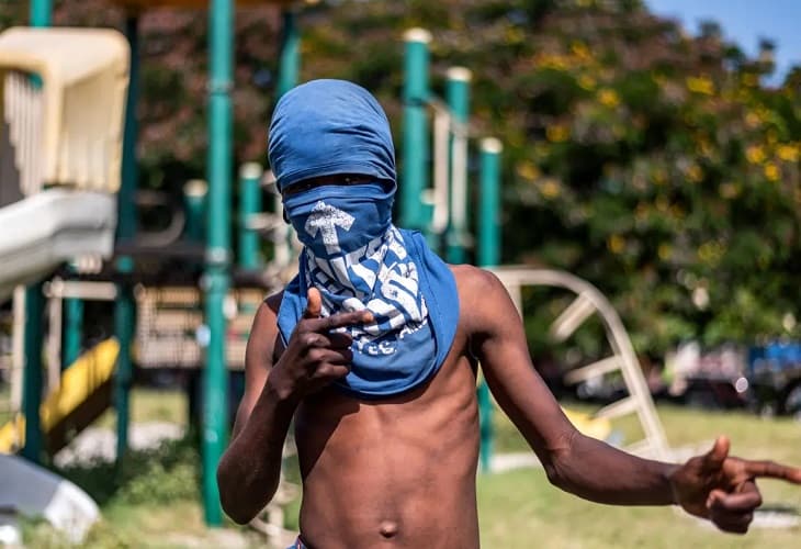 La guerra entre bandas paralizó hoy gran parte de la capital de Haití