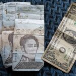 La moneda de Venezuela se devalúa un 17 % frente al dólar en el primer semestre