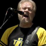 Leyenda del rock recupera en Tokio una preciada guitarra robada hace 45 años