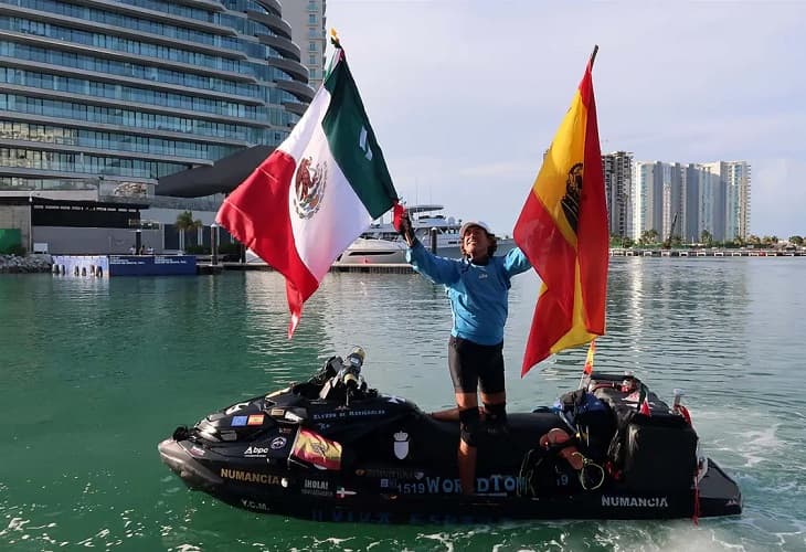 Llega a Cancún el navegante español que da la vuelta al mundo en moto acuática