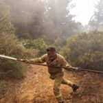 Los bomberos luchan contra el fuego en una importante reserva natural en Grecia