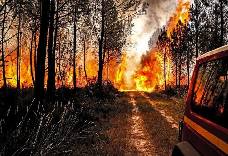 Los dos incendios al sur de Burdeos, en Francia, ya han quemado 10.500 hectáreas