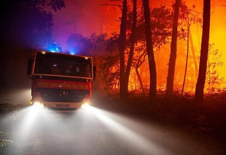 Los dos incendios cerca de Burdeos ya han quemado más de 10.000 hectáreas