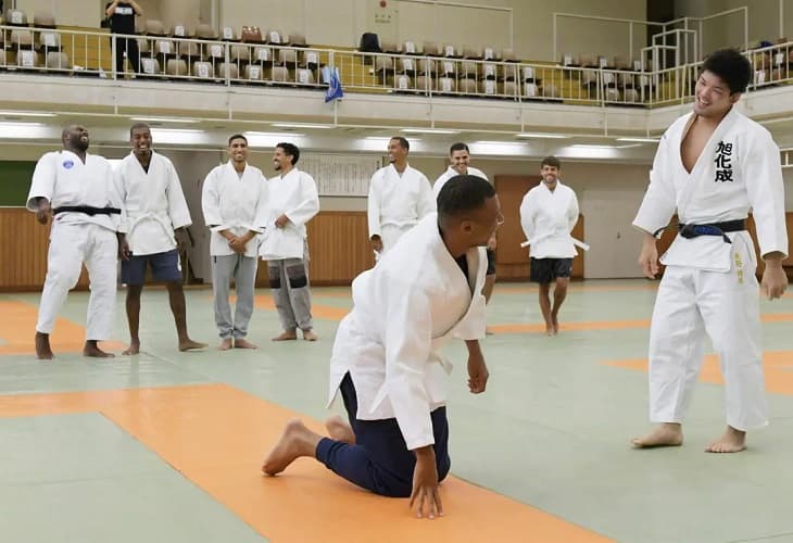 Mbappe cambia el balón por el kimono