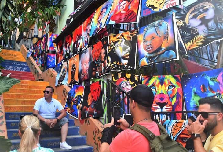 Medellín apuesta por la convivencia y libertad y se abre al turismo inclusivo--Medellín firma acuerdo con Airbnb para proteger el turismo de calidad