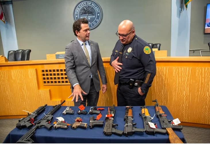 Miami envía armas decomisadas y donadas a los policías de Irpín, en Ucrania