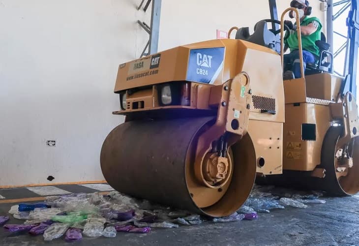 Miles de botellas de plástico salen de las Galápagos para convertirse en ropa