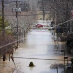 Ocho muertos y miles de personas sin electricidad por las inundaciones en Kentucky (1)
