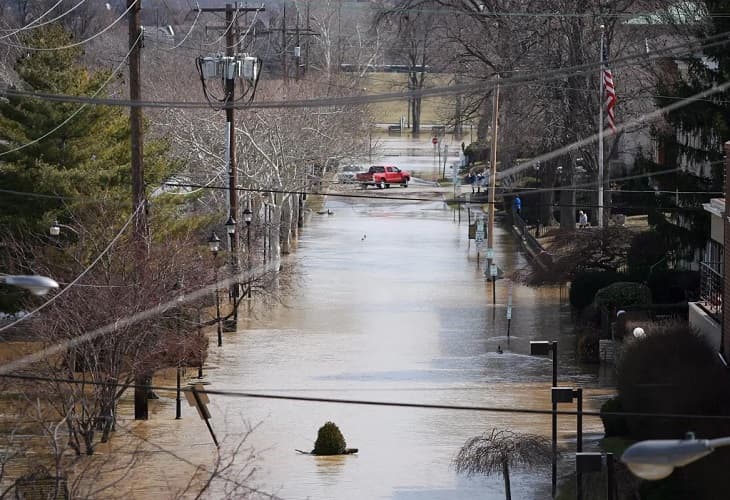 Ocho muertos y miles de personas sin electricidad por las inundaciones en Kentucky (1)