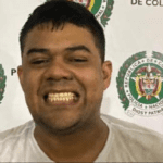 Policía que cogieron robando en Barranquilla posó sonriendo en la foto de reseña